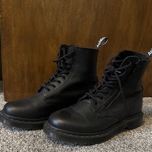 Dr Martens Women’s 1460 Pascal w/ Zipper Size 9/41 EUC Pebbled Black Leather